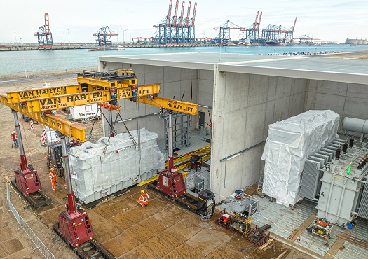 Transformator van 90 ton aangekomen op de Tweede Maasvlakte