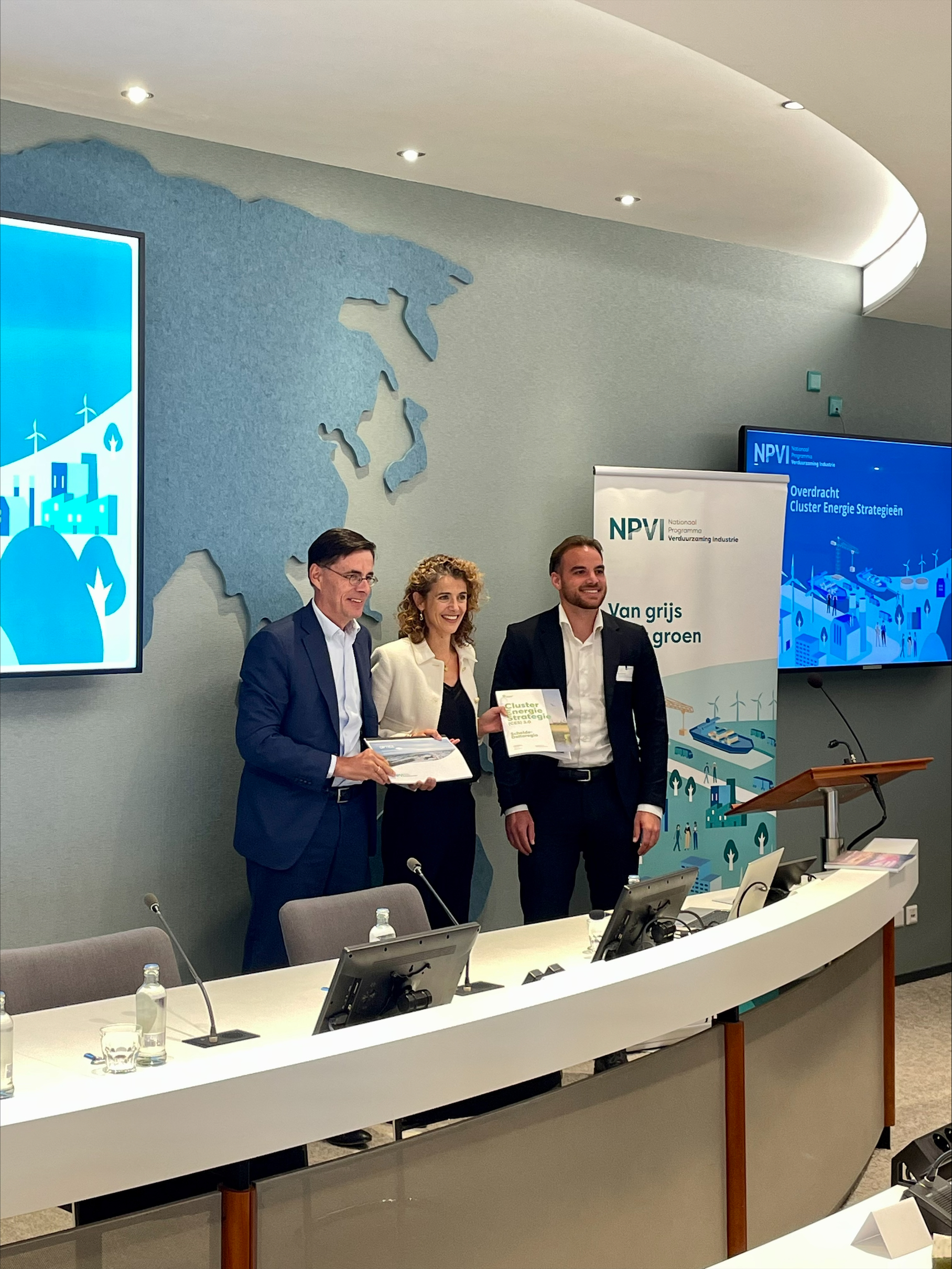Cluster Energie Strategieen voor verduurzaming industrie aangeboden aan minister Sophie Hermans