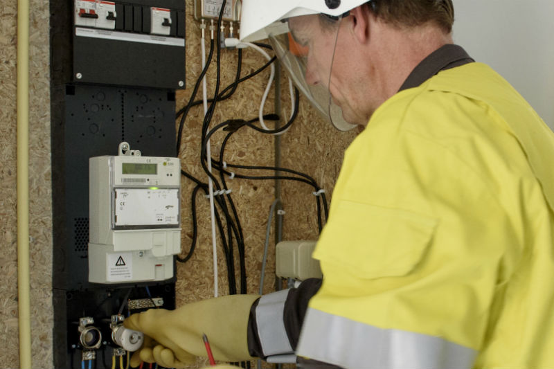 De monteur installeert de slimme meter