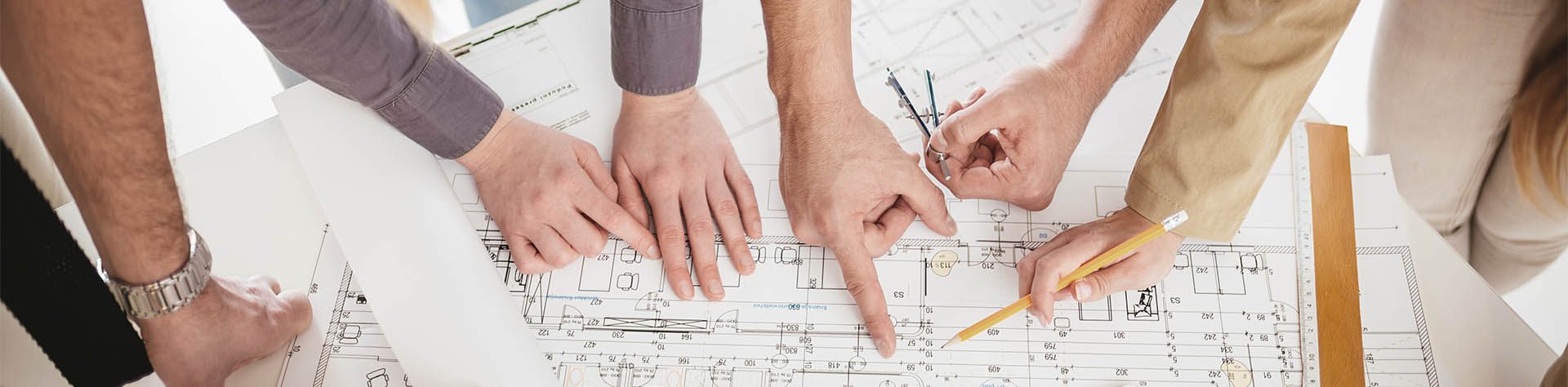 Medewerkers van Stedin bespreken plannen voor een nieuwe aansluiting