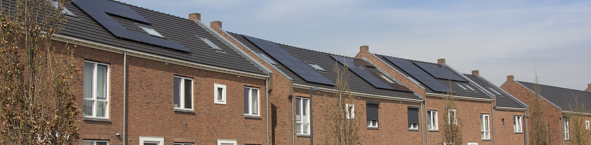 Daken en gevels van huizen met zonnepanelen.