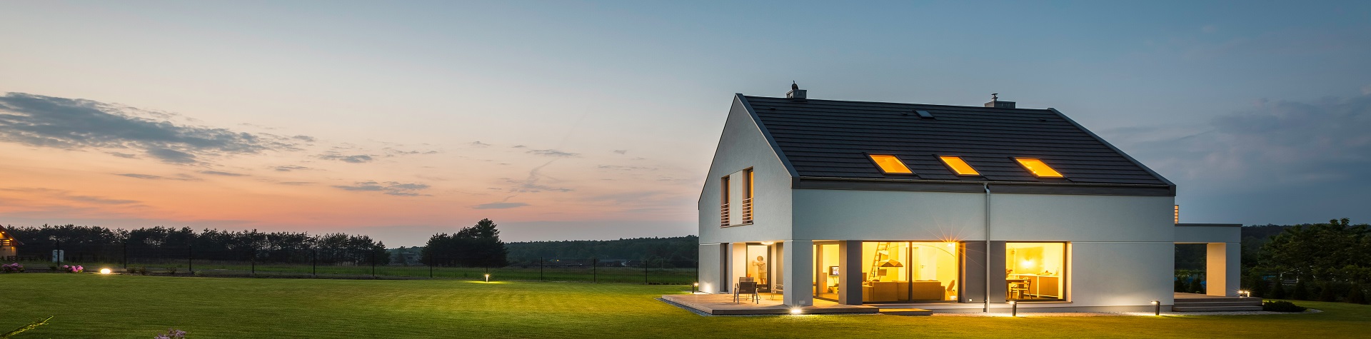 Een vrijstaande woning met garage, met alleen gras erom heen