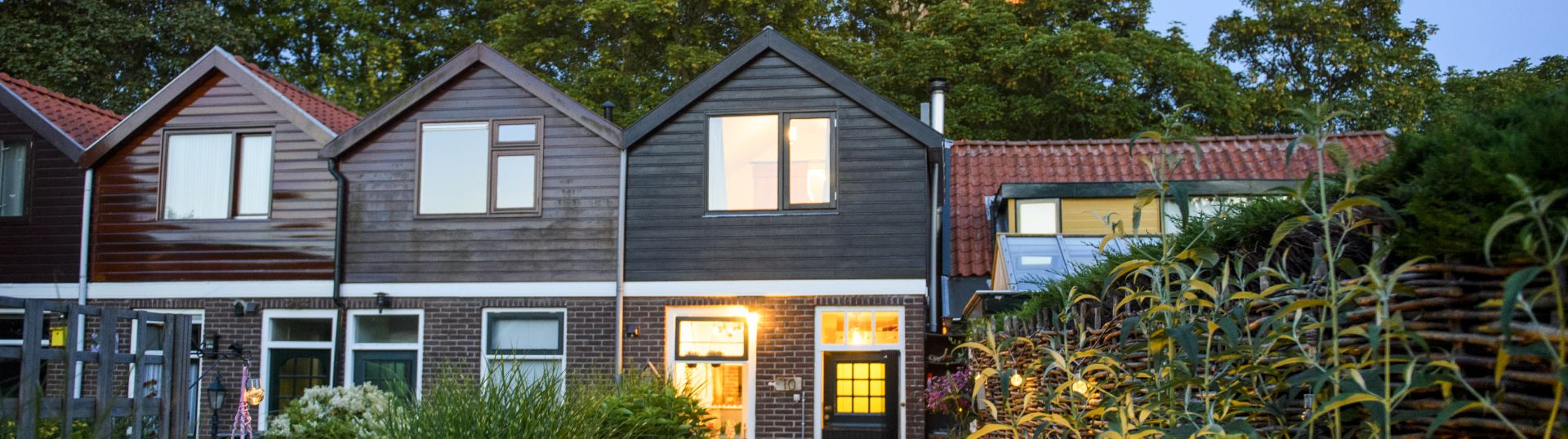 Rijen met verlichte woningen