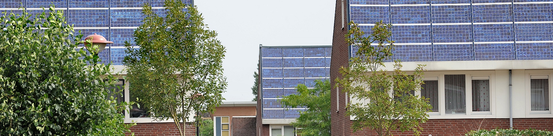 Zonnepanelen op de daken van woningen in een wijk in Amersfoort