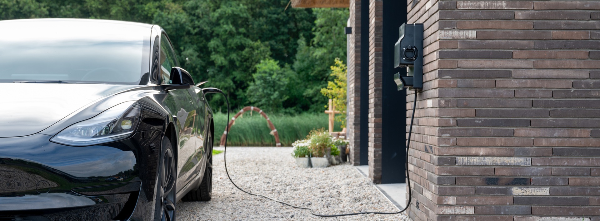 Laadpaal aan huis Elektrische auto aan laadpaal bij woning