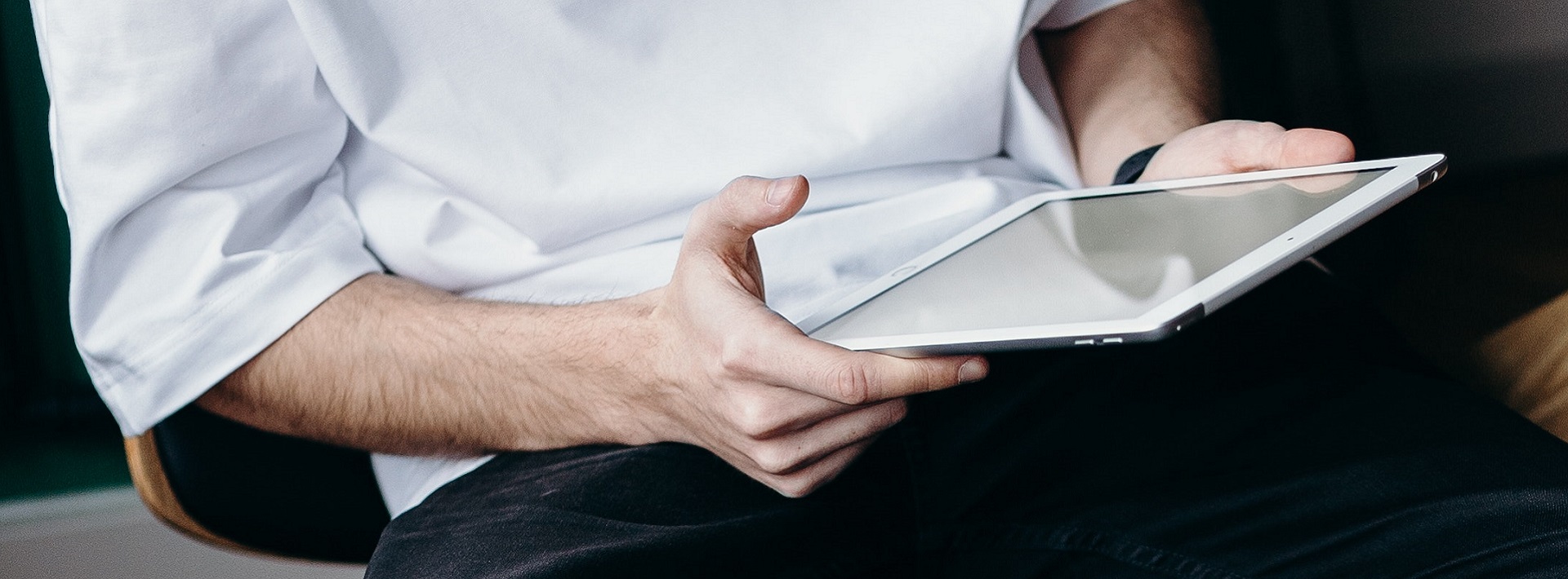 Man houdt tablet vast