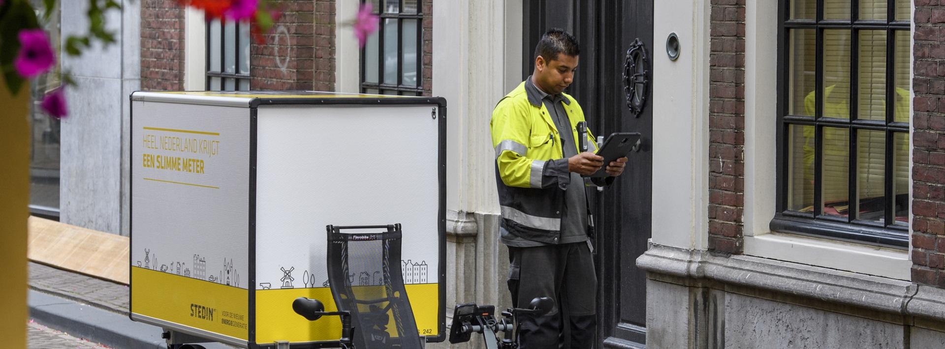 Monteur Stedin wacht bij voordeur met slimme meter