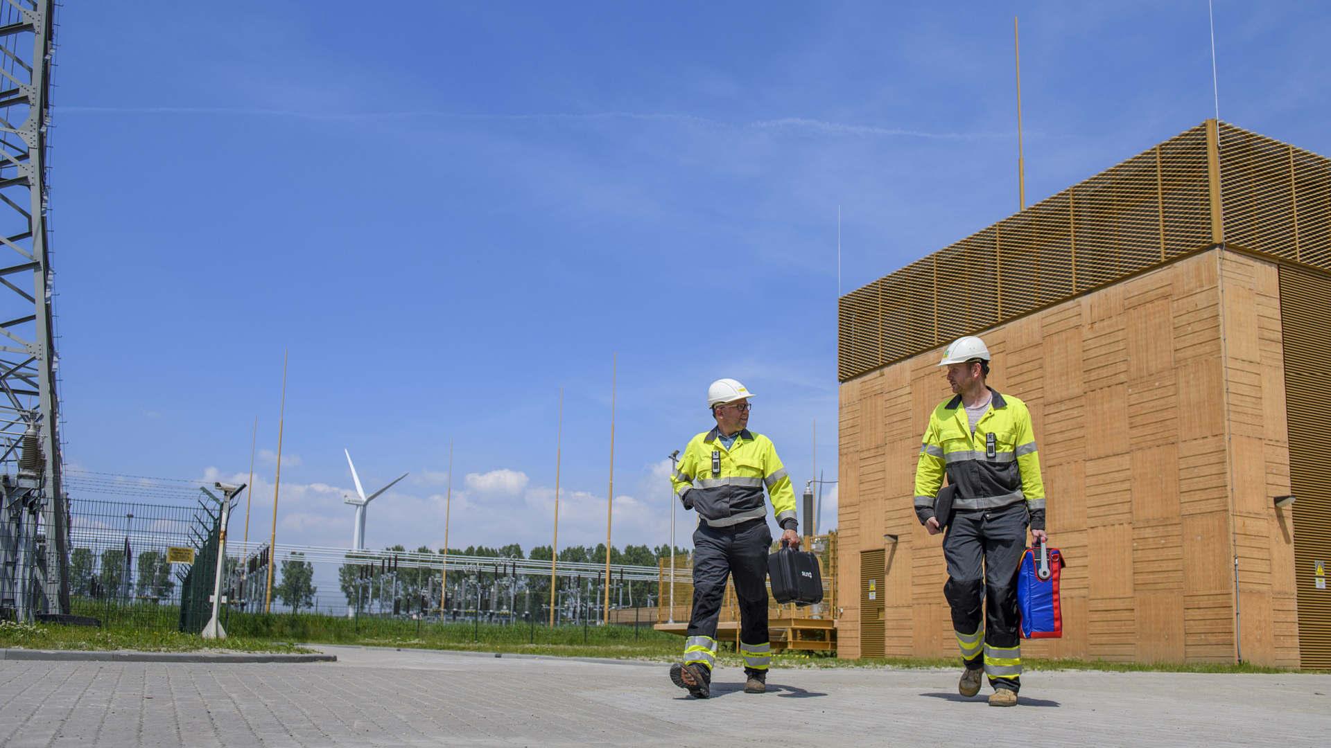 Stedin monteurs lopen bij station Middelharnis