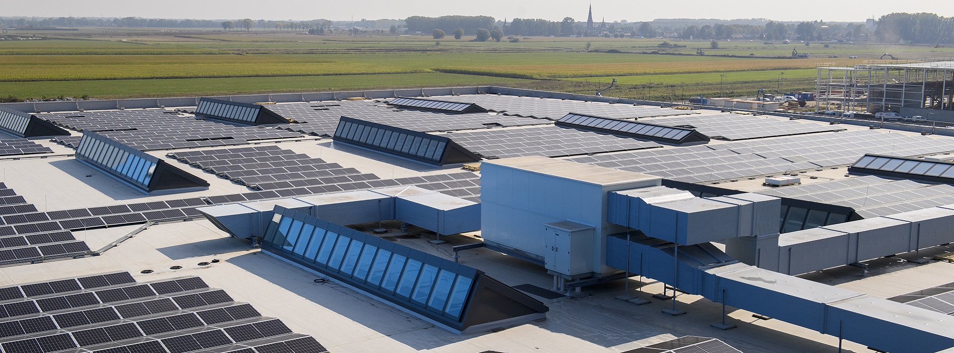 Zonnepanelen op het dak van een bedrijfspand