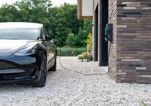 Auto aan laadpaal bij woning
