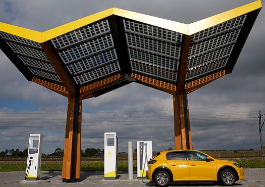 Auto staat geparkeerd bij een elektrische oplaadpaal