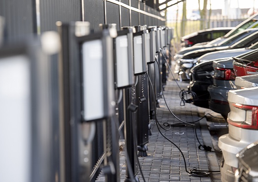 Auto's aan laadpalen