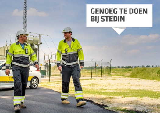 Stedin-monteurs in gesprek met elkaar