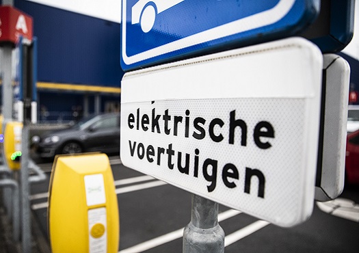 Bord met tekst oplaadpunt elektrische voertuigen 