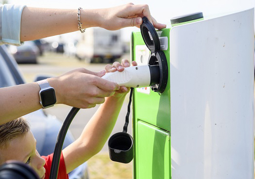 Laden elektrisch voertuig bij openbare laadpaal