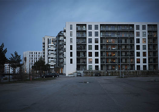 Uitzicht van een flatgebouw met donkere lucht