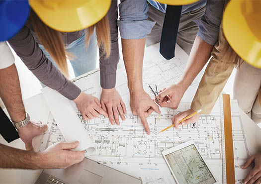 Medewerkers van Stedin bespreken plannen voor een nieuwe aansluiting