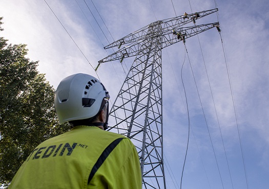 Hoogspanningsmast in onderhoud door Stedin