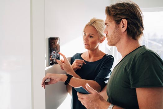 Man en vrouw bekijken de energieverbruiksmanager