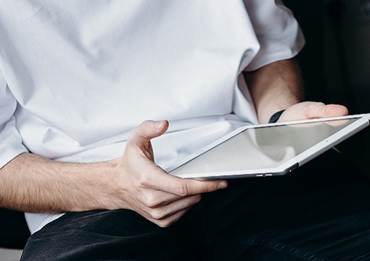 Man houdt tablet vast