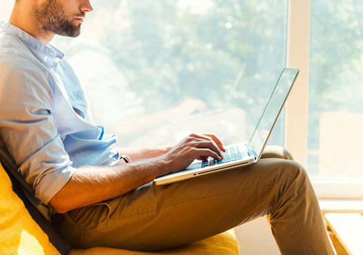 Man met laptop