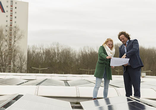 Stedin adviseur bespreekt met een klant de manieren om zelf energie op te wekken