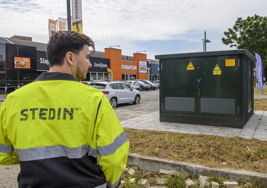 Monteur van Stedin en transformatorhuisje