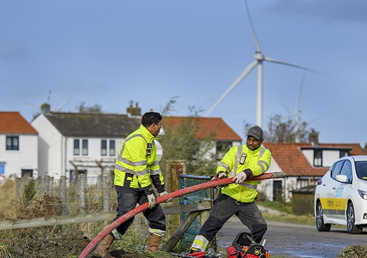 Monteurs van Stedin trekken kabel