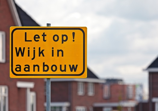 Tijdelijk verkeersbord met tekst 'let op wijk in aanbouw'