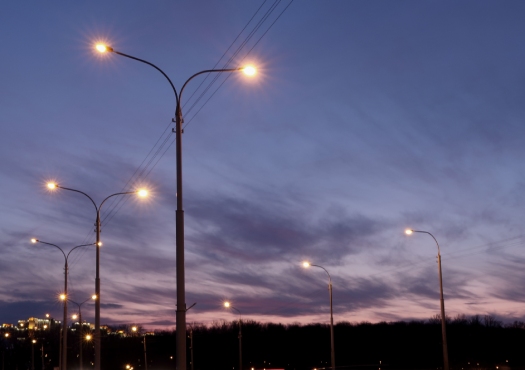 Openbare verlichting met donkere lucht