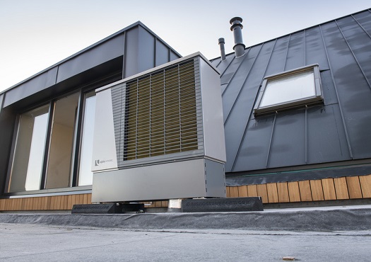 Op het dak buiten staat een warmtepomp