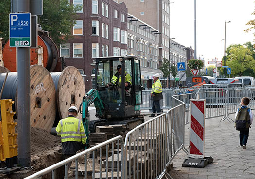 Medewerkers van Stedin bezig met werkzaamheden op straat