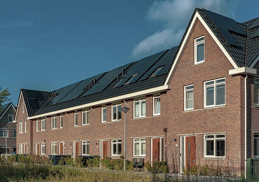 Blok met huizen voorzien van zonnepanelen