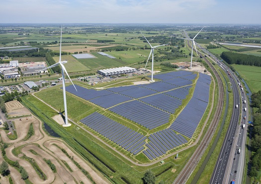 Zonnepark langs snelweg