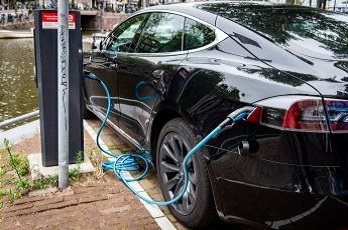 Planning van de lokale mobiliteitstransitie Auto laadt op bij laadpaal