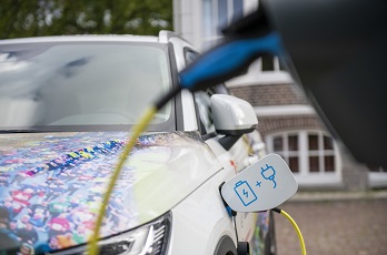 Elektrische auto aan laadpaal