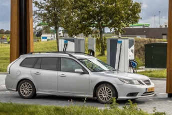 Elektrische auto laadt op bij een laadpaal