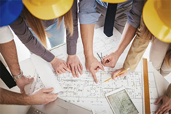 Medewerkers van Stedin bespreken plannen voor een nieuwe aansluiting
