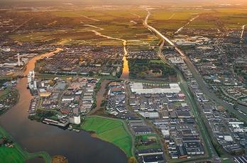 Luchtfoto noord-holland met industrieterrein en waterwegen