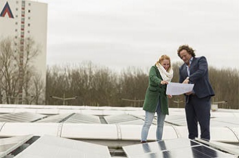 Stedin adviseur bespreekt met een klant de manieren om zelf energie op te wekken