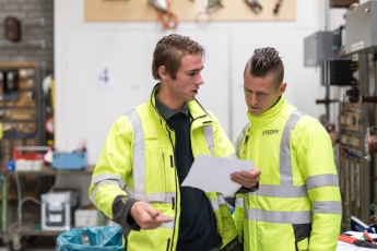 Medewerkers Stedin bekijken bouwplannen