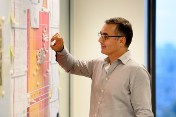 Stedin-medewerker bij planbord