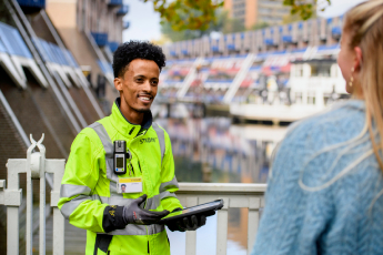Stedin-medewerker in gesprek met klant