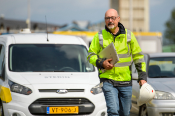 Stedin-medewerker met laptop onder de arm