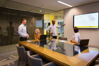 Stedin-medewerkers in vergaderruimte