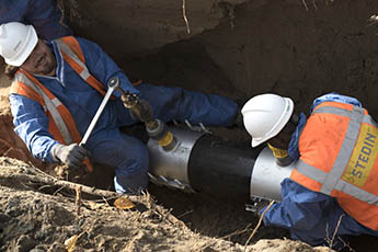 Medewerkers van Stedin voeren werkzaamheden uit op de grond