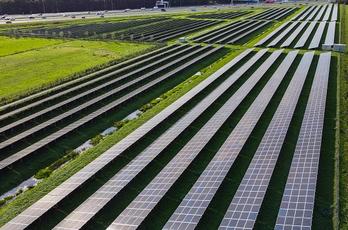 Weide met zonnepanelen