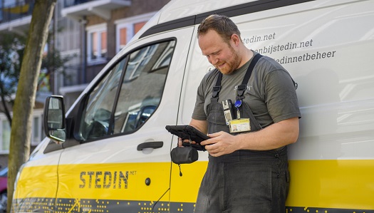 Stedin-medewerker staat bij Stedin bus