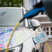 Gekleurde auto aan laadpaal Gekleurde auto aan laadpaal
