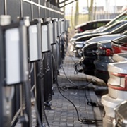 Auto's aan laadpalen